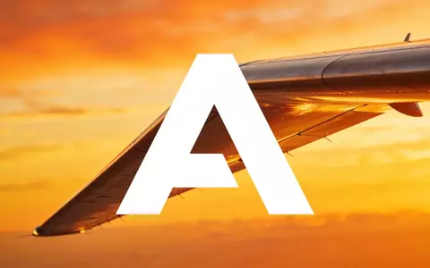 Silhouette eines modernen Verkehrsflugzeugs bei Sonnenuntergang als Symbol für die Luftfahrtindustrie. - Foto: über boerse-global.de