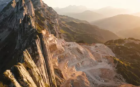 Weite, raue Berglandschaft bei Sonnenaufgang, die das geologische Gelände des Wallace-Projekts unterstreicht. - Foto: über boerse-global.de