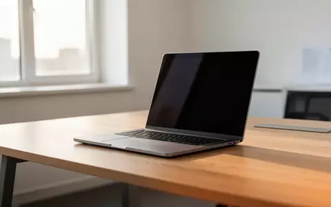 Ein hochwertiger Laptop auf einem minimalistischen Schreibtisch in einer hellen Büroumgebung. - Foto: über boerse-global.de