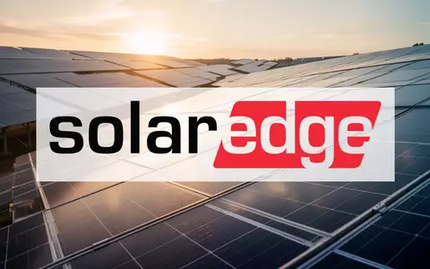 Moderne Solarpaneele in einer weitläufigen Photovoltaik-Anlage während des Sonnenaufgangs. - Foto: über boerse-global.de