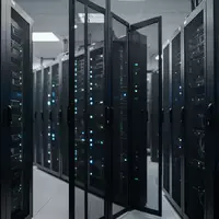 Moderne Serverräume mit leuchtenden Hardware-Racks als Symbol für digitale Infrastruktur und KI-Technologie. - Foto: über boerse-global.de