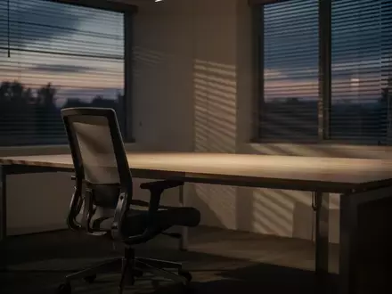 Ein leerer, minimalistischer Arbeitsplatz in einem Büro bei Dämmerung, der eine ruhige und nachdenkliche Atmosphäre ausstrahlt. - Foto: über boerse-global.de