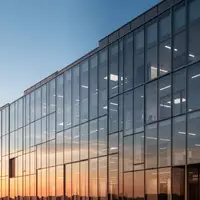 Moderne Glasfassade eines Bürogebäudes bei Sonnenuntergang als Symbol für Konzernstrukturen. - Foto: über boerse-global.de