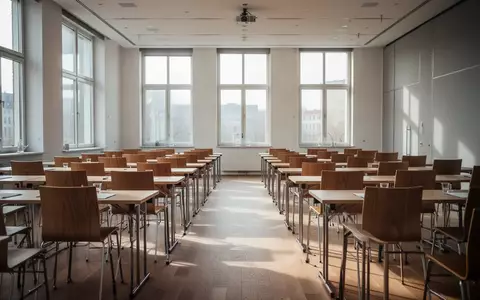 Leerer Konferenzsaal in Berlin mit ordentlich aufgestellten Stuhlreihen und Tischen in einer modernen Arbeitsumgebung. - Foto: über boerse-global.de