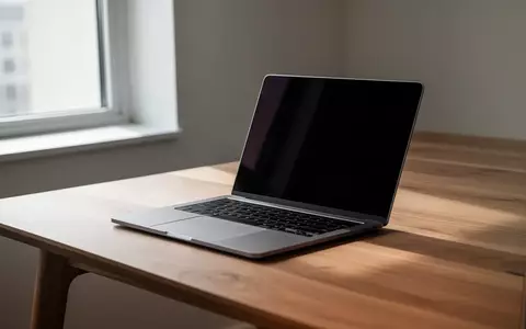 Ein moderner Arbeitsplatz mit einem Laptop auf einem minimalistischen Holztisch bei natürlichem Tageslicht. - Foto: über boerse-global.de