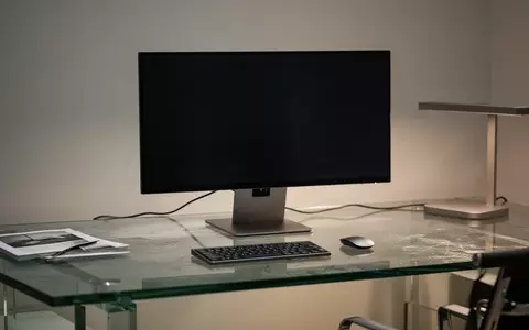 Ein minimalistischer Arbeitsplatz mit einem ausgeschalteten Monitor auf einem modernen Schreibtisch. - Foto: über boerse-global.de
