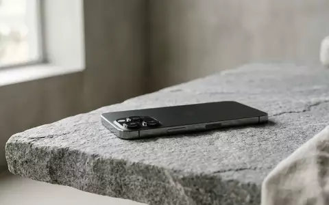 Ein modernes Smartphone auf einer minimalistischen Steinoberfläche bei weichem Tageslicht. - Foto: über boerse-global.de