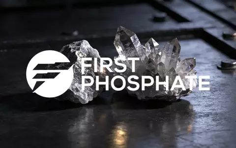 Nahaufnahme von kristallinen Phosphat-Mineralien auf einer dunklen, reflektierenden Oberfläche. - Foto: über boerse-global.de
