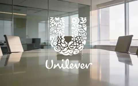 Abstrakte Darstellung einer unternehmerischen Umstrukturierung in einem modernen, hellen Bürogebäude. - Foto: über boerse-global.de
