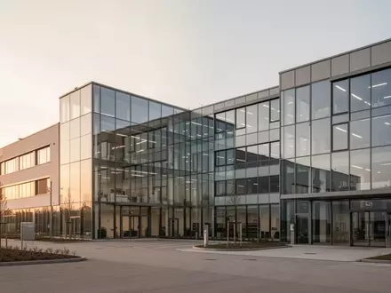 Modernes Gewerbeimmobilien-Gebäude bei Sonnenuntergang als Symbol für die Unternehmensintegration der VIB Vermögen AG. - Foto: über boerse-global.de