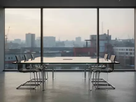 Modernes, leeres Bürogebäude mit Blick auf eine städtische Industrielandschaft bei Tagesanbruch. - Foto: über boerse-global.de