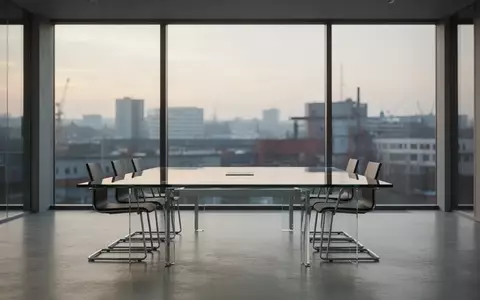 Modernes, leeres Bürogebäude mit Blick auf eine städtische Industrielandschaft bei Tagesanbruch. - Foto: über boerse-global.de