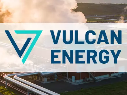 Moderne geothermische Energieanlage in einer grünen Landschaft bei Sonnenaufgang. - Foto: über boerse-global.de