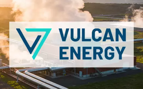 Moderne geothermische Energieanlage in einer grünen Landschaft bei Sonnenaufgang. - Foto: über boerse-global.de