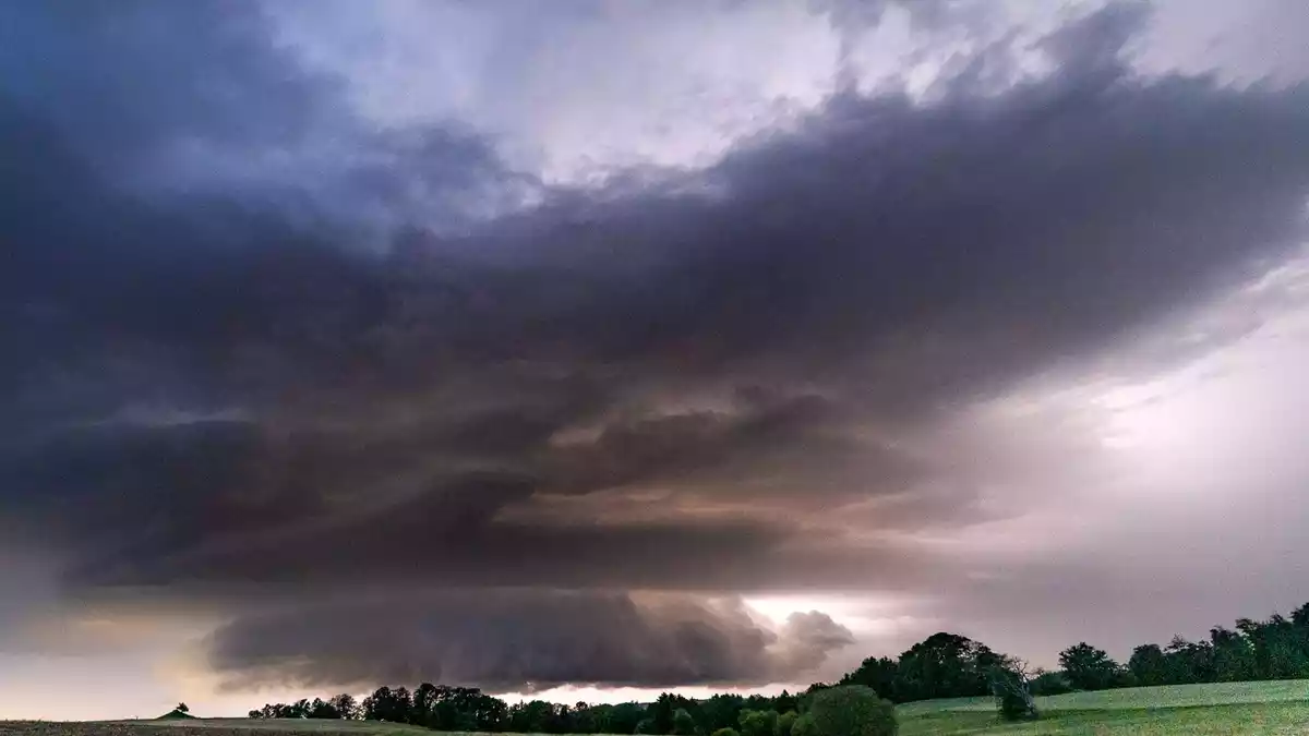 Eine «Superzelle» kündigt ein drohendes Unwetter an, hier im baden-württembergischen Rems-Murr-Kreis. (Symbolbild)   - Bild: Alexander Wolf/onw-images/dpa