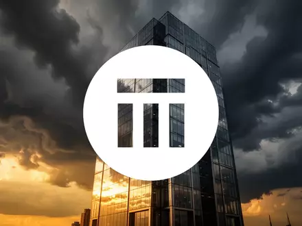 Ein moderner Glaswolkenkratzer vor einem dramatischen, stürmischen Himmel als Symbol für Risikomanagement und Resilienz. - Foto: über boerse-global.de