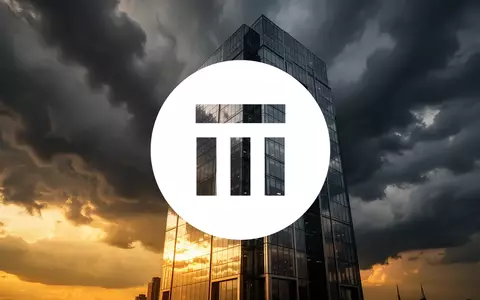 Ein moderner Glaswolkenkratzer vor einem dramatischen, stürmischen Himmel als Symbol für Risikomanagement und Resilienz. - Foto: über boerse-global.de