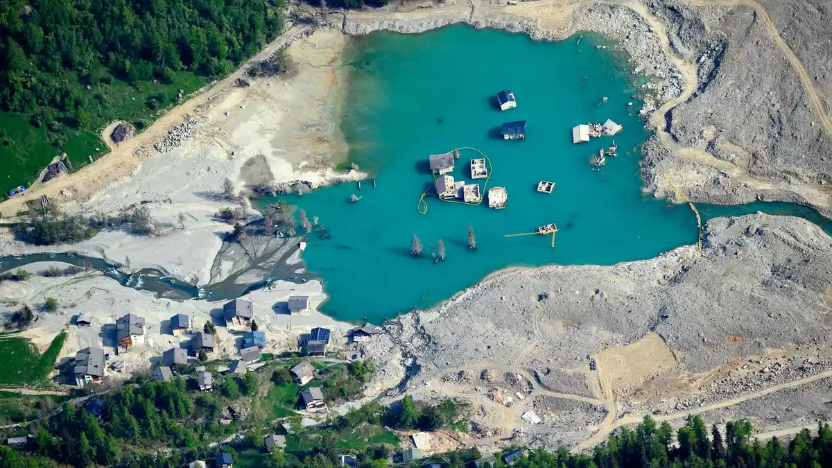 Der Gletscherabbruch von Blatten in der Schweiz war von der Dynamik her vergleichbar dem im Himalaya. (Archivbild) - Bild: Laurent Gillieron/KEYSTONE/dpa