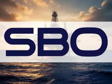 Hochmoderne Ölplattform vor einem dramatischen Sonnenuntergang, symbolisch für Wachstum und Stabilität im Energiesektor. - Foto: über boerse-global.de