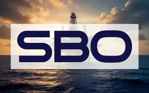 Hochmoderne Ölplattform vor einem dramatischen Sonnenuntergang, symbolisch für Wachstum und Stabilität im Energiesektor. - Foto: über boerse-global.de