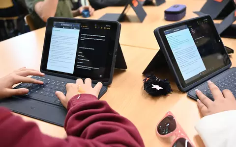 Laut Umfrage nutzen fast alle älteren Schüler KI-Tools. (Symbolbild) - Foto: Carmen Jaspersen/dpa