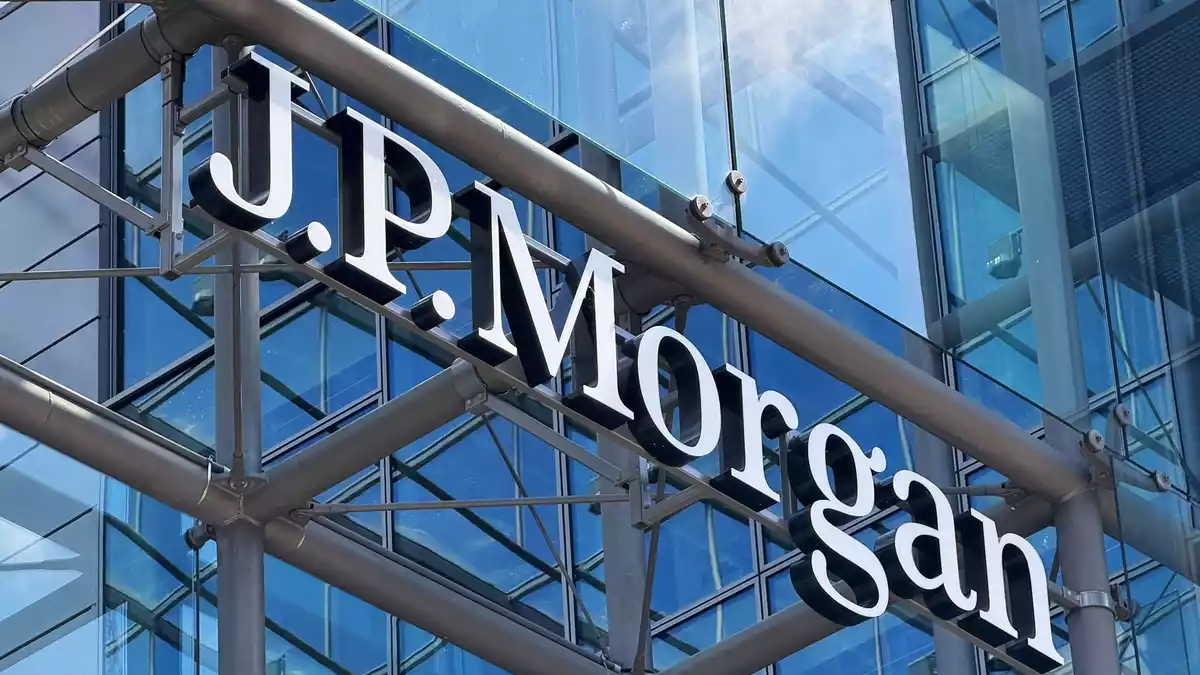 Die US-Großbank JPMorgan führt das Ranking erneut an. (Symbolbild) - Bild: Julian Degler/dpa