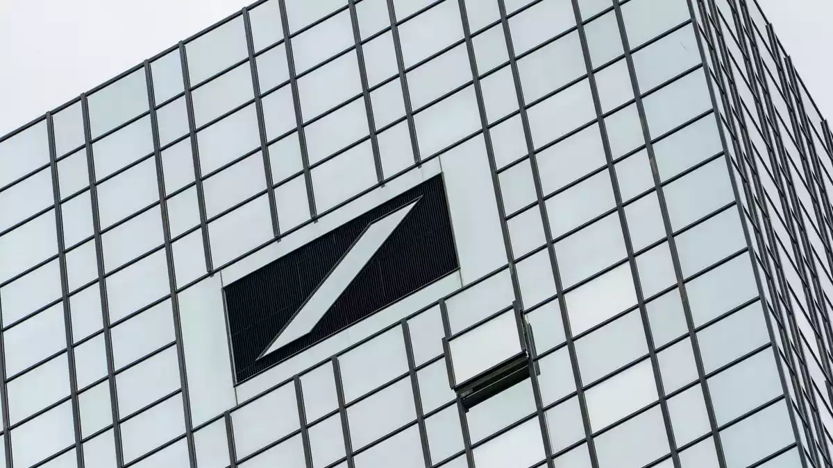 Deutschlands größtes Geldhaus, die Deutsche Bank, schafft es als einziges Institut aus Deutschland unter die Top-10 der Branche in Europa. (Symbolbild) - Bild: Andreas Arnold/dpa
