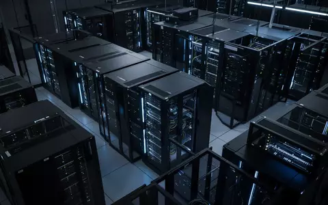 Modernes Server-Rechenzentrum mit dunklen Serverschränken und blauer Beleuchtung als Symbol für Cybersicherheit. - Foto: über boerse-global.de