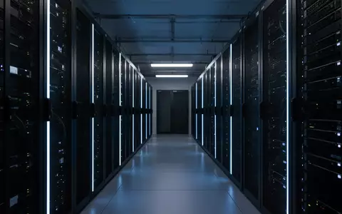 Ein moderner Serverraum mit schwarzen Server-Racks und blauer Beleuchtung in einem Rechenzentrum. - Foto: über boerse-global.de