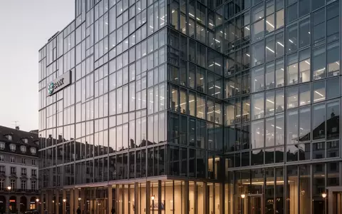 Moderne Glasfassade eines Bankgebäudes in Zürich bei Dämmerung. - Foto: über boerse-global.de
