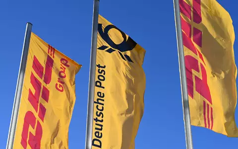 Eine Deutsche-Post-Fahne an der Konzernzentrale umrahmt von DHL-Fahnen. So soll es bleiben. - Foto: Wolf von Dewitz/dpa