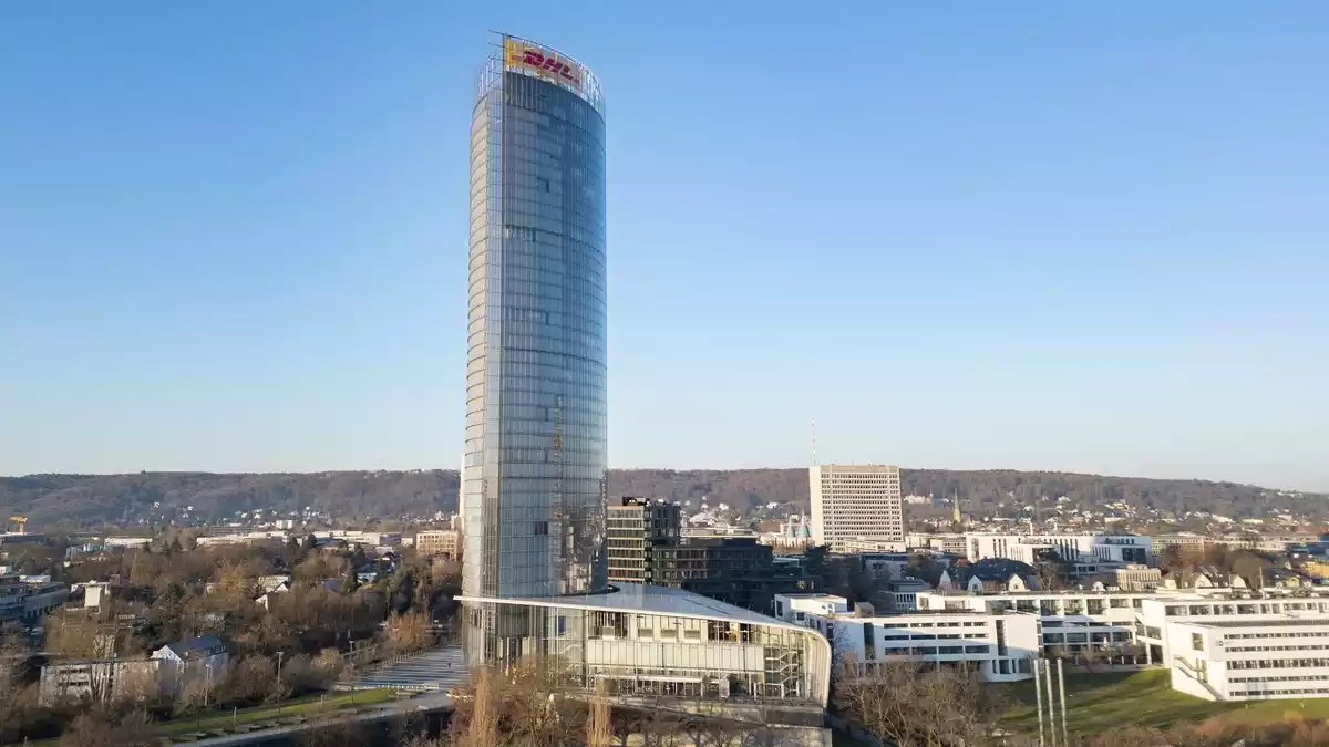 Nicht nur das Posthorn ist auf dem Dach des Posttowers montiert, sondern auch ein großes DHL-Logo.  - Bild: Benjamin Westhoff/dpa