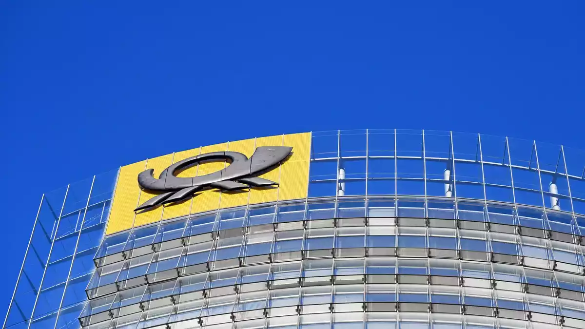Über den 41 Stockwerken des Bonner Posttowers thront das gute alte Posthorn-Logo. Das soll so bleiben. - Bild: Wolf von Dewitz/dpa
