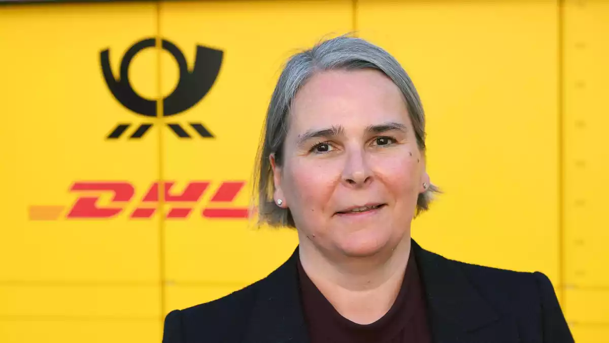 Die neue Post-Chefin: Die Österreicherin Nikola Hagleitner steht an der Spitze der neuen Tochterfirma Deutsche Post AG. DHL-Vorstandsboss Tobias Meyer verliert den Titel Post-Chef - er ist nicht mehr Chef der Deutschen Post AG, sondern der DHL AG. - Bild: Wolf von Dewitz/dpa