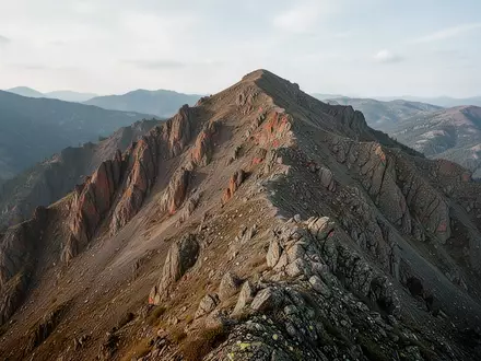 Zerklüftete Gebirgslandschaft mit sichtbaren geologischen Gesteinsformationen bei natürlichem Tageslicht. - Foto: über boerse-global.de