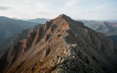 Zerklüftete Gebirgslandschaft mit sichtbaren geologischen Gesteinsformationen bei natürlichem Tageslicht. - Foto: über boerse-global.de