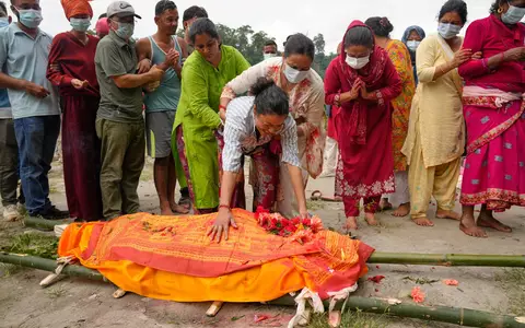 Nach der Katastrophe wurden Hunderte Leichen entdeckt - und die Opferzahl steigt weiter. - Foto: Dar Yasin/AP/dpa