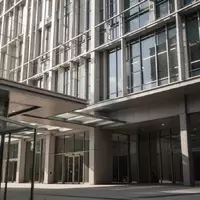 Moderne Fassade eines Bürogebäudes bei Tageslicht als Symbol für die bauliche Objektsicherheit. - Foto: über boerse-global.de