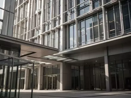 Moderne Fassade eines Bürogebäudes bei Tageslicht als Symbol für die bauliche Objektsicherheit. - Foto: über boerse-global.de