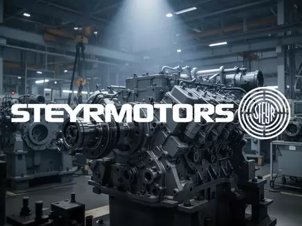 Abstrakte Darstellung einer modernen Industrieanlage mit gedimmter Beleuchtung und mechanischer Präzision. - Foto: über boerse-global.de