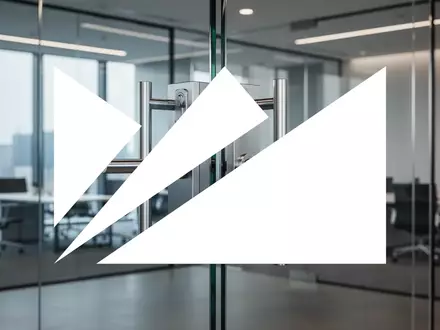 Moderner Türgriff aus Metall in einem architektonisch anspruchsvollen Bürogebäude, symbolisiert industrielle Stabilität. - Foto: über boerse-global.de