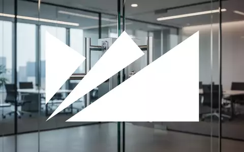 Moderner Türgriff aus Metall in einem architektonisch anspruchsvollen Bürogebäude, symbolisiert industrielle Stabilität. - Foto: über boerse-global.de