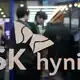 Der südkoreanische Speicherchip-Produzent SK Hynix steht wie nur wenige Unternehmen weltweit für den boomenden KI-Sektor. (Archivbild) - Bild: Ahn Young-joon/AP/dpa