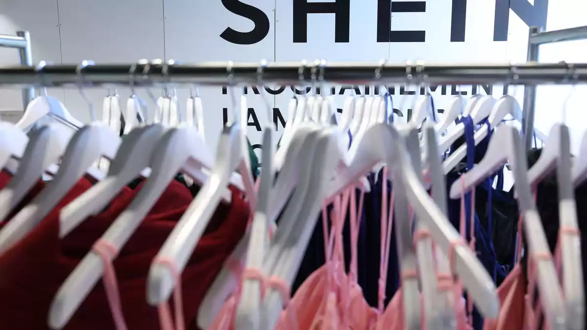 Shein ist bekannt für besonders günstige Mode. (Archivbild) - Bild: Charlotte Siemon/AFP/dpa