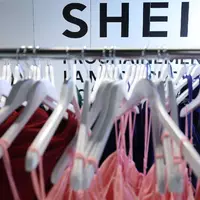 Shein ist bekannt für besonders günstige Mode. (Archivbild) - Foto: Charlotte Siemon/AFP/dpa