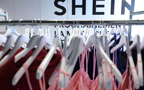 Shein ist bekannt für besonders günstige Mode. (Archivbild) - Foto: Charlotte Siemon/AFP/dpa
