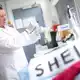 Sheins Produkte standen nach Untersuchungen in der Kritik. (Archivbild) - Bild: Sina Schuldt/dpa