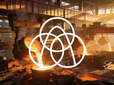 Moderne Stahlproduktionsanlage in warmem Licht, die industrielle Stärke und industriellen Fortschritt symbolisiert. - Foto: über boerse-global.de