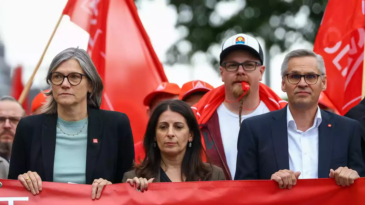 «Mit der IG Metall werden die Werke in Emden, Zwickau, Hannover und Neckarsulm nicht geschlossen», kündigt Benner (l.) an. (Archivbild) - Bild: Lisi Niesner/Reuters/Pool/dpa