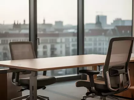 Ein moderner, leerer Büroarbeitsplatz in einem Regierungsgebäude mit Blick auf eine urbane Umgebung bei Tageslicht. - Foto: über boerse-global.de